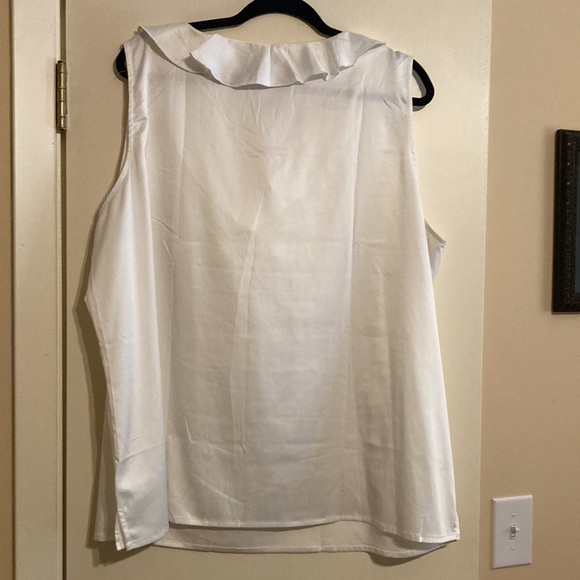 Undercover agent ivory satin ruffled sleeveless shirt - Picture 4 of 5